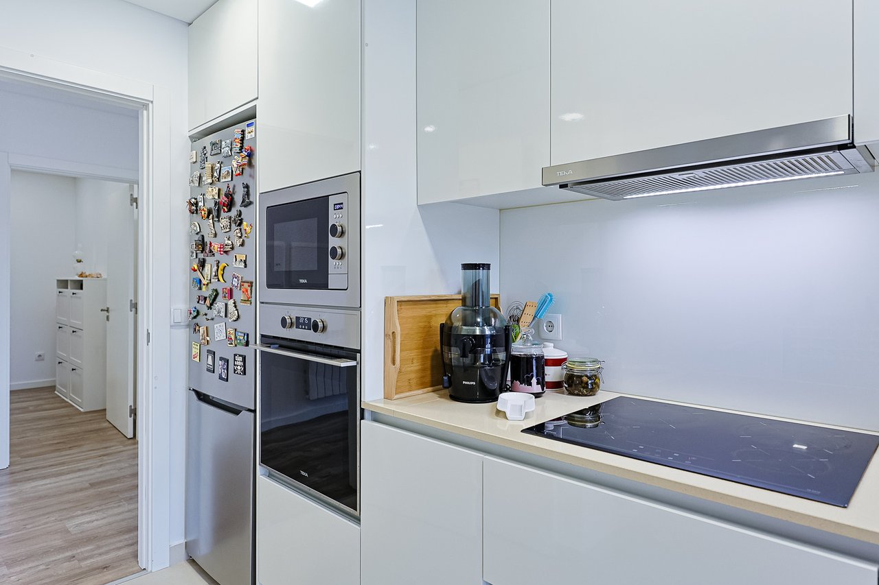 Modern 2-Bed, 2-Bath Apartment in Central Marinha Grande – Near Nazaré