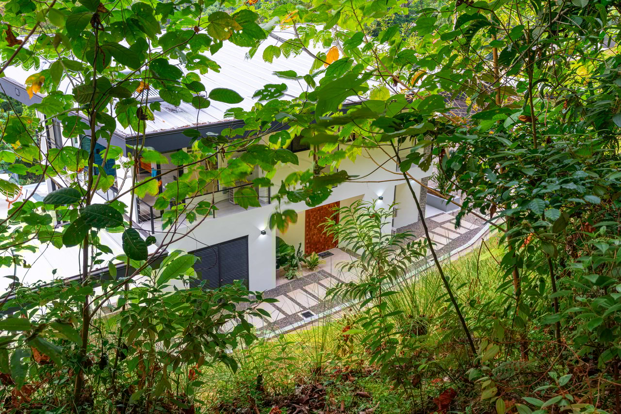 Luxury 4-Bed Home with Ocean & Jungle Views in Ojochal