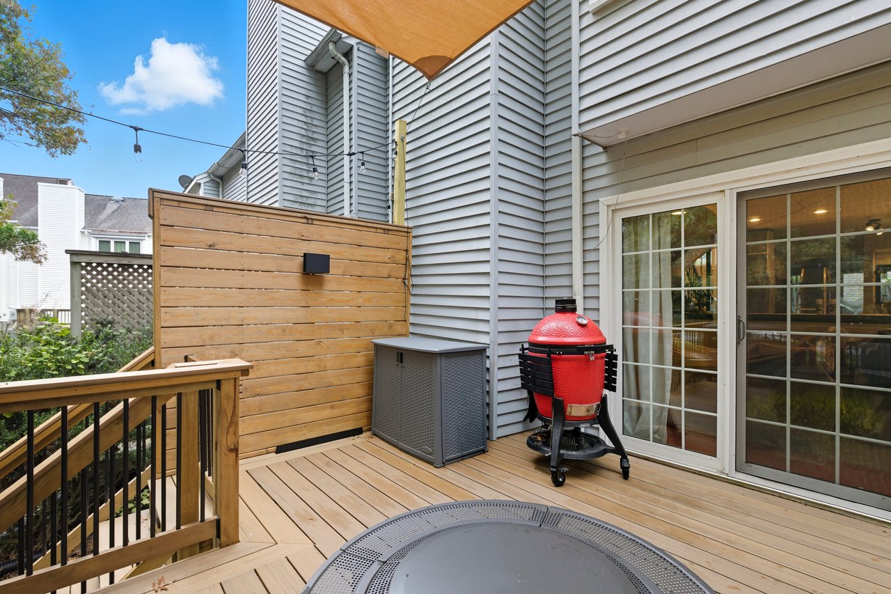 Turnkey 2 Bed Townhome plus Den & Designer Finishes 