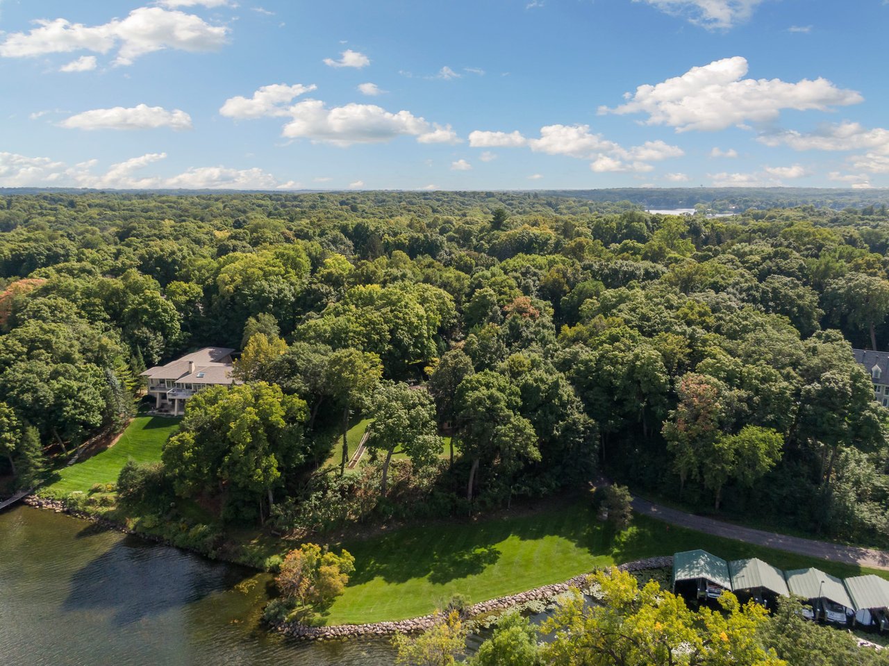 Lakeshore Estate Jewel on Robinson's Bay
