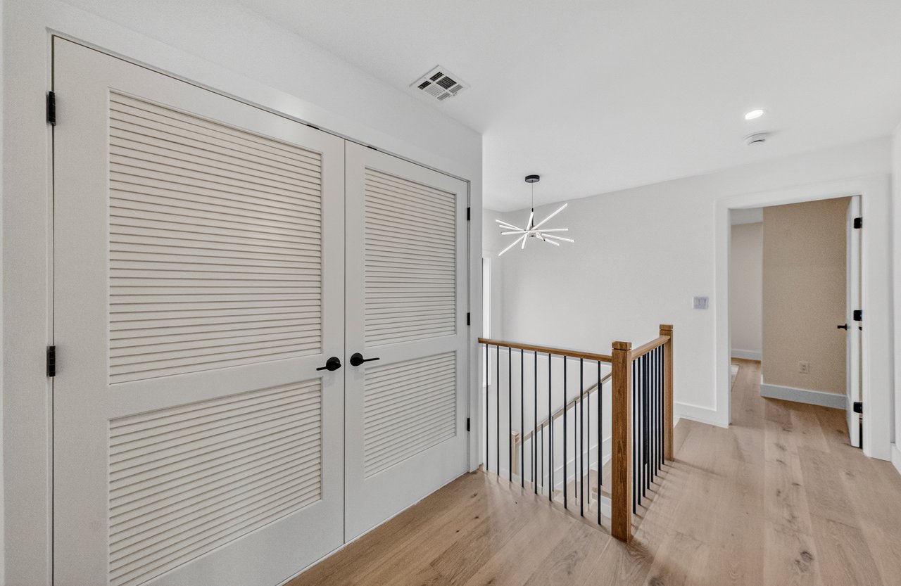 887 Linden Ave, Ridgefield, NJ 07657