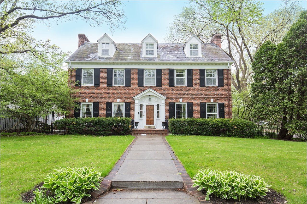 Classic luxury homes in Edina during the spring real estate market