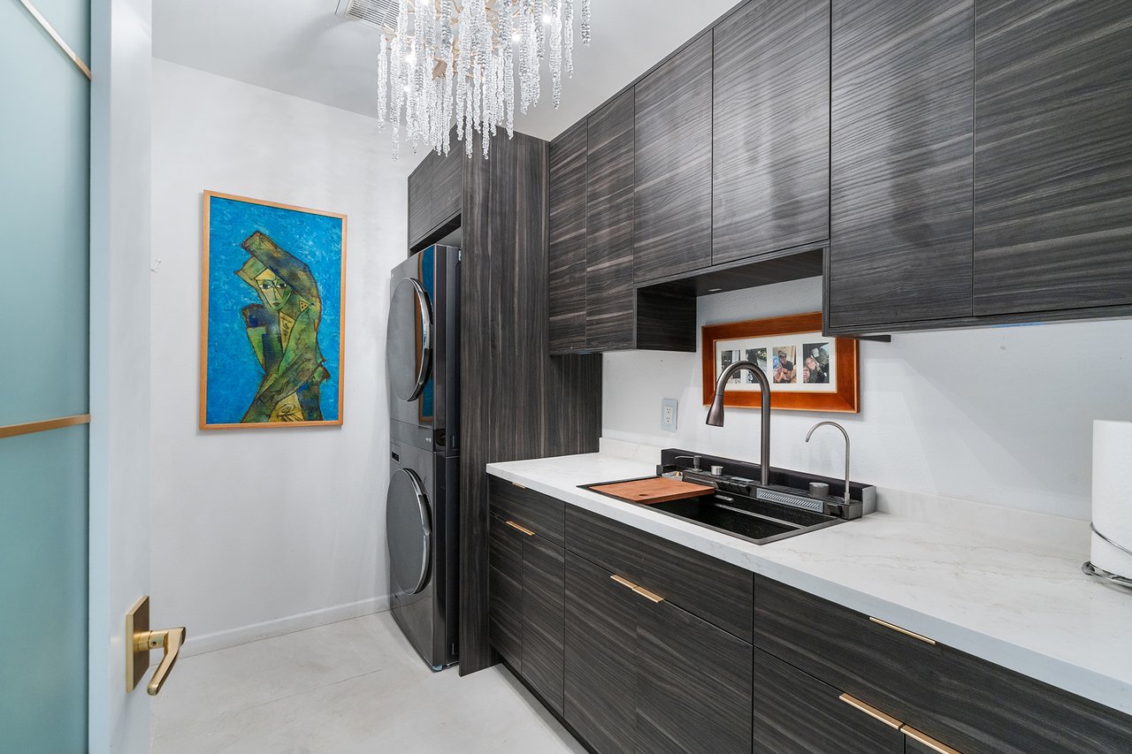 5905 N ECHO CANYON Lane