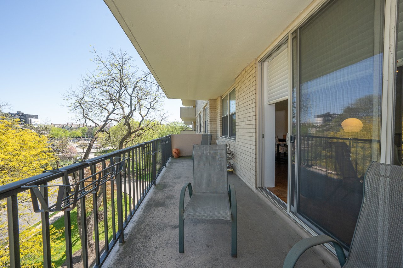 Easy Living on the Main Line!