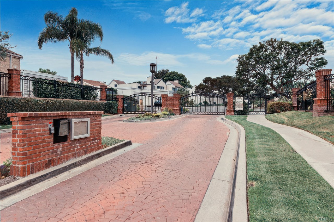 24096 Paseo Corona