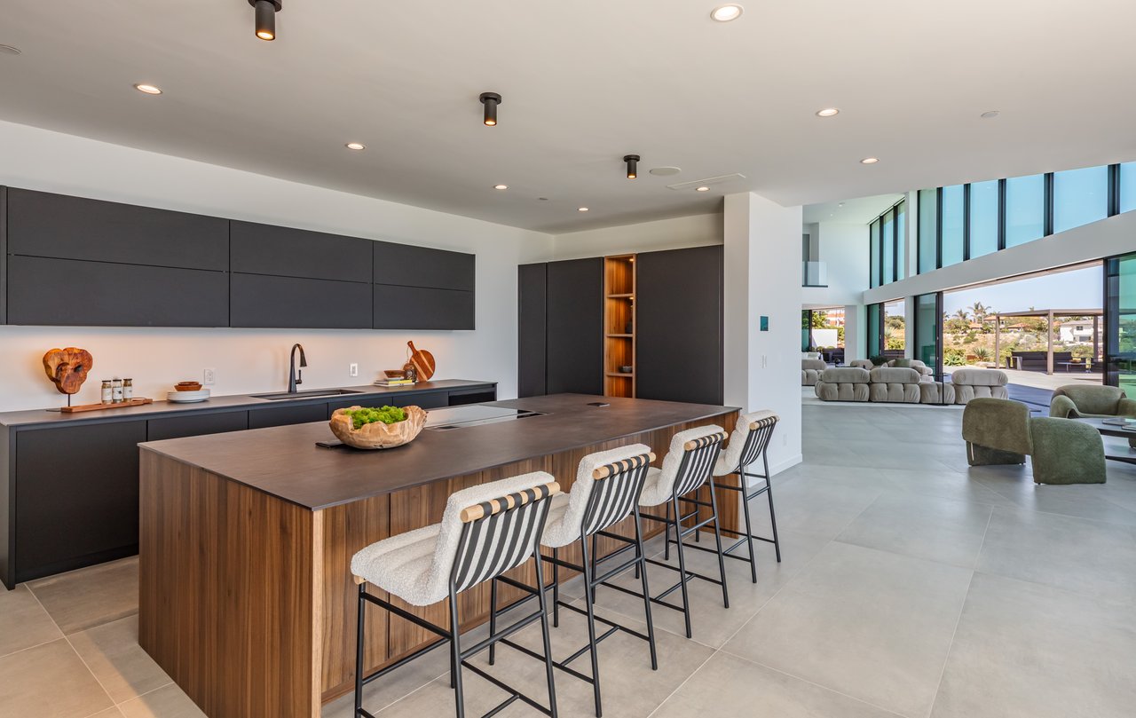 6156 Zumirez Dr
