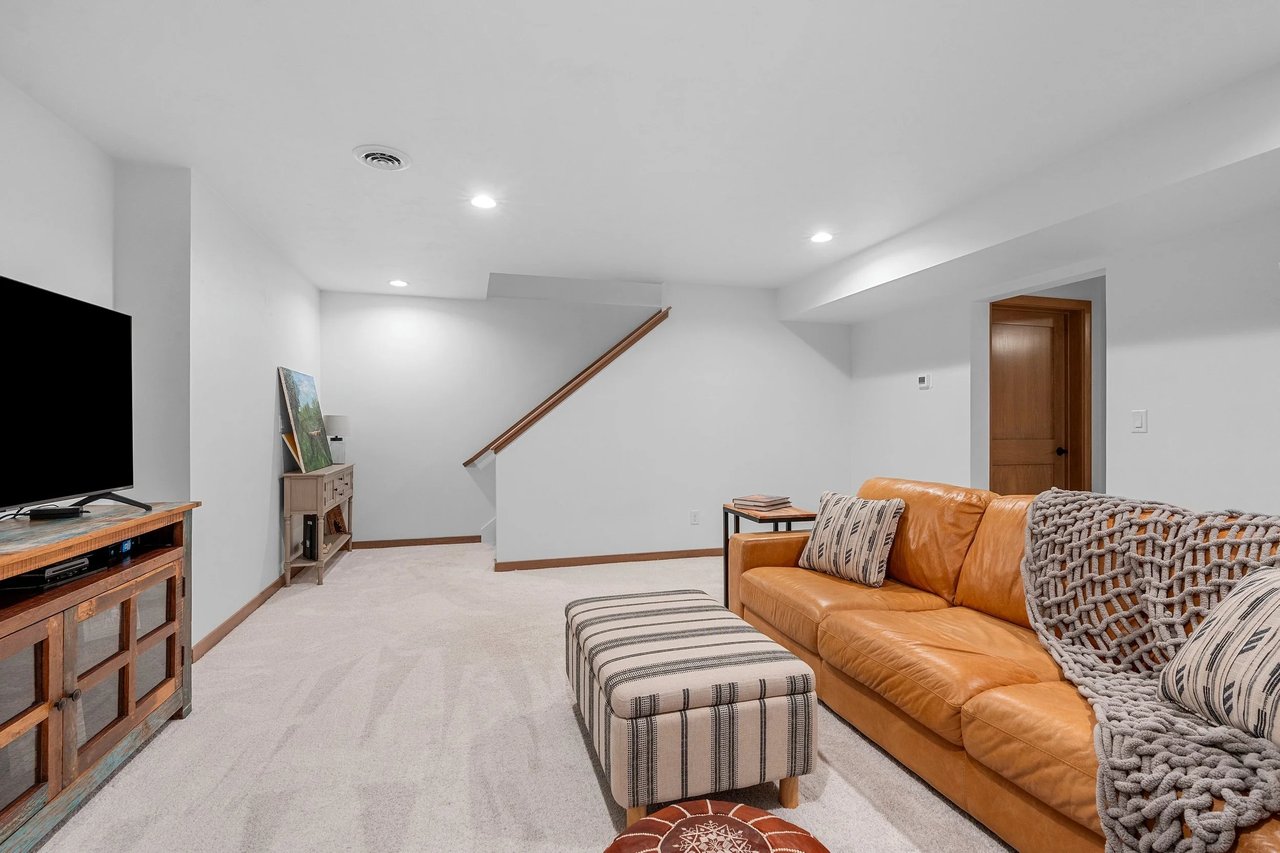 Ellis Hills - Howard Condo