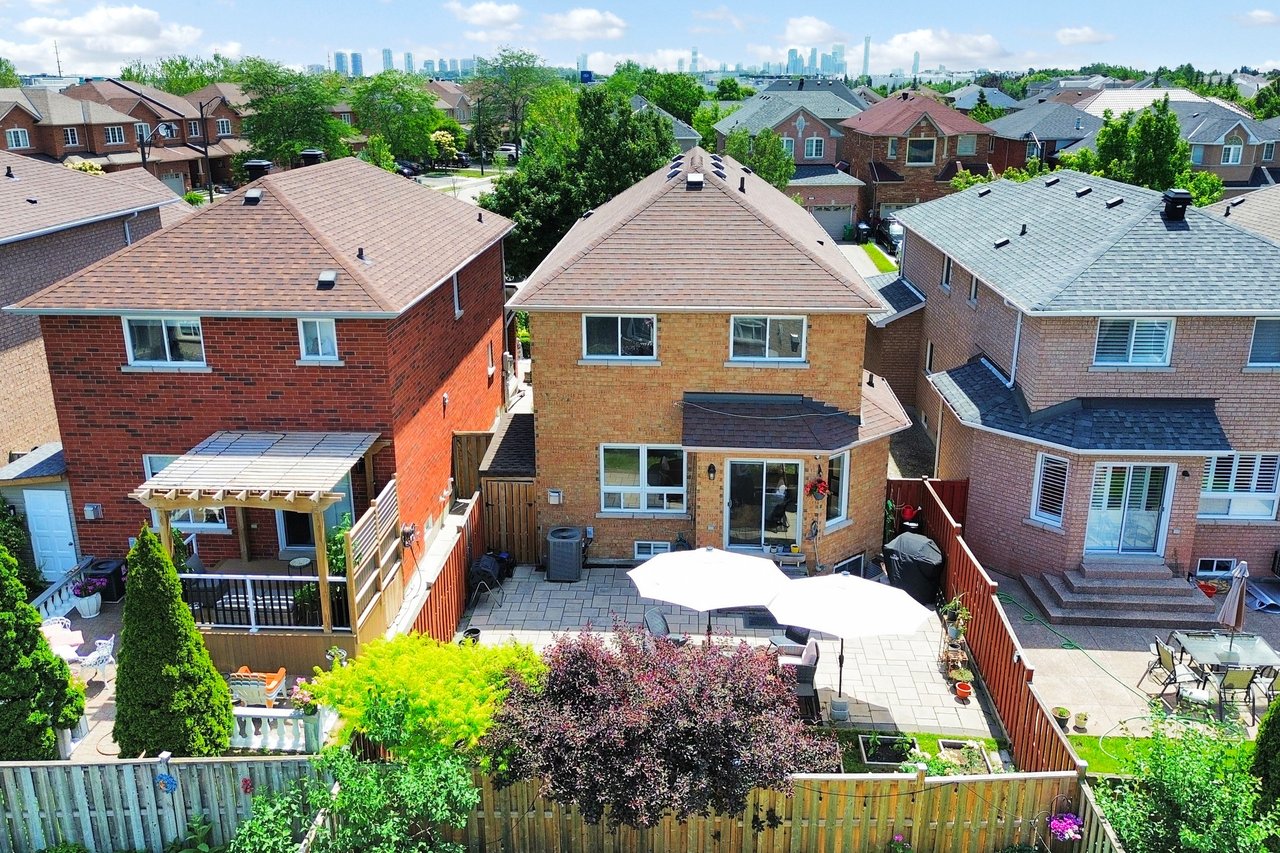 851 Clemens Crescent