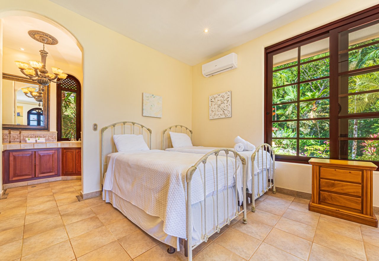 Nido Escondido, Playa Dominical