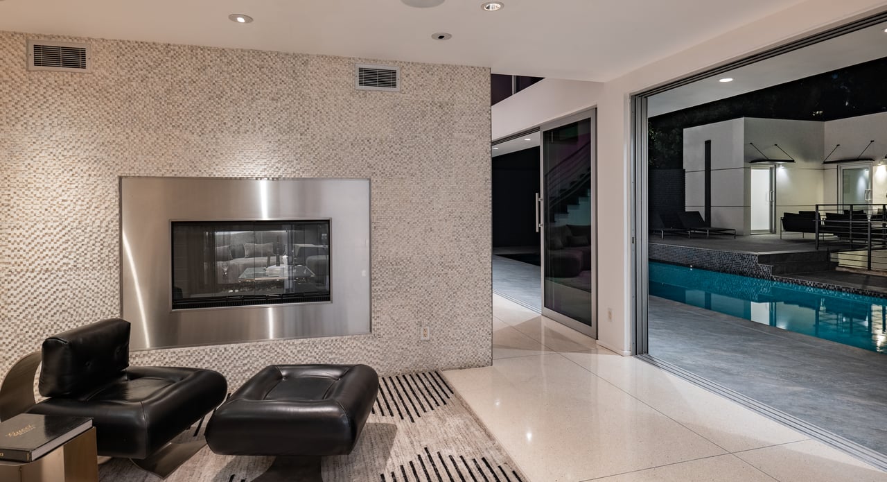 1545 Sunset Plaza Dr
