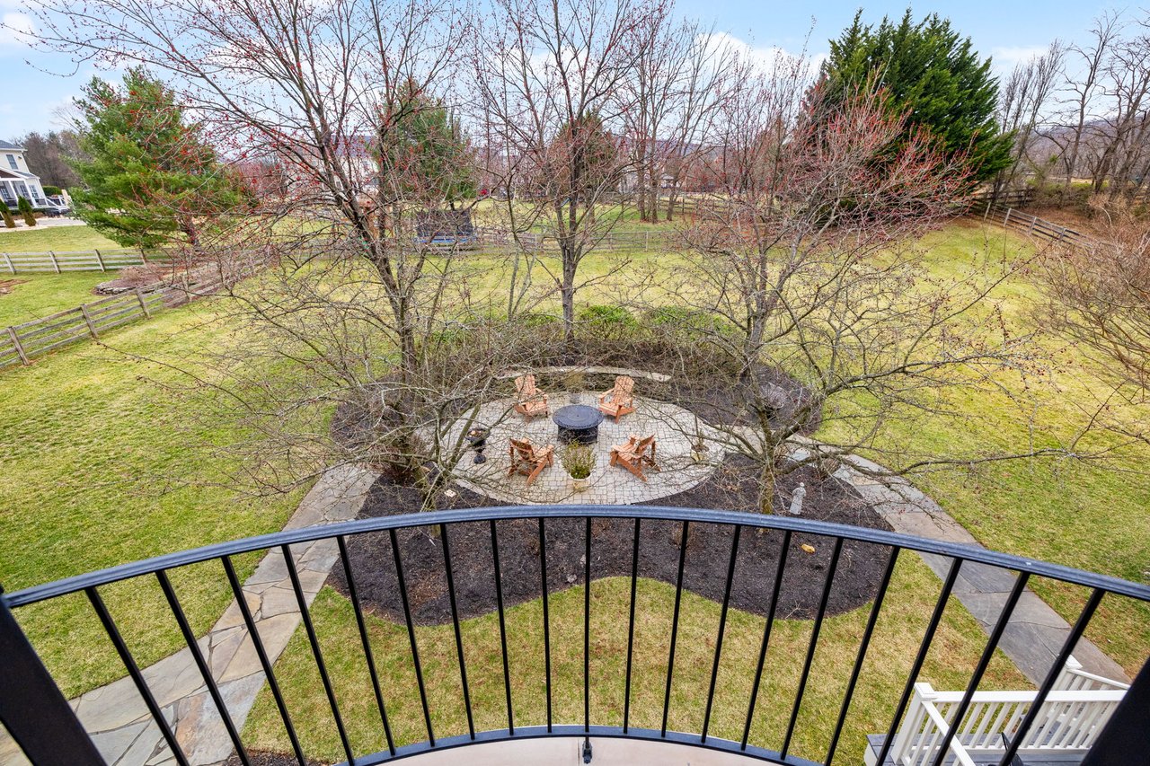 Picturesque Colonial: Located in the HEART of Raspberry Falls