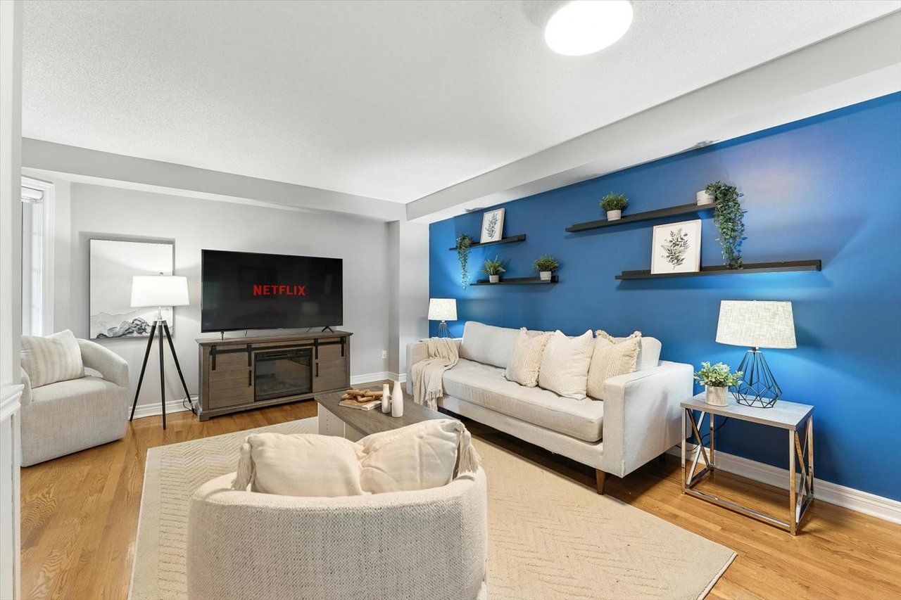 151 Mowat Cres