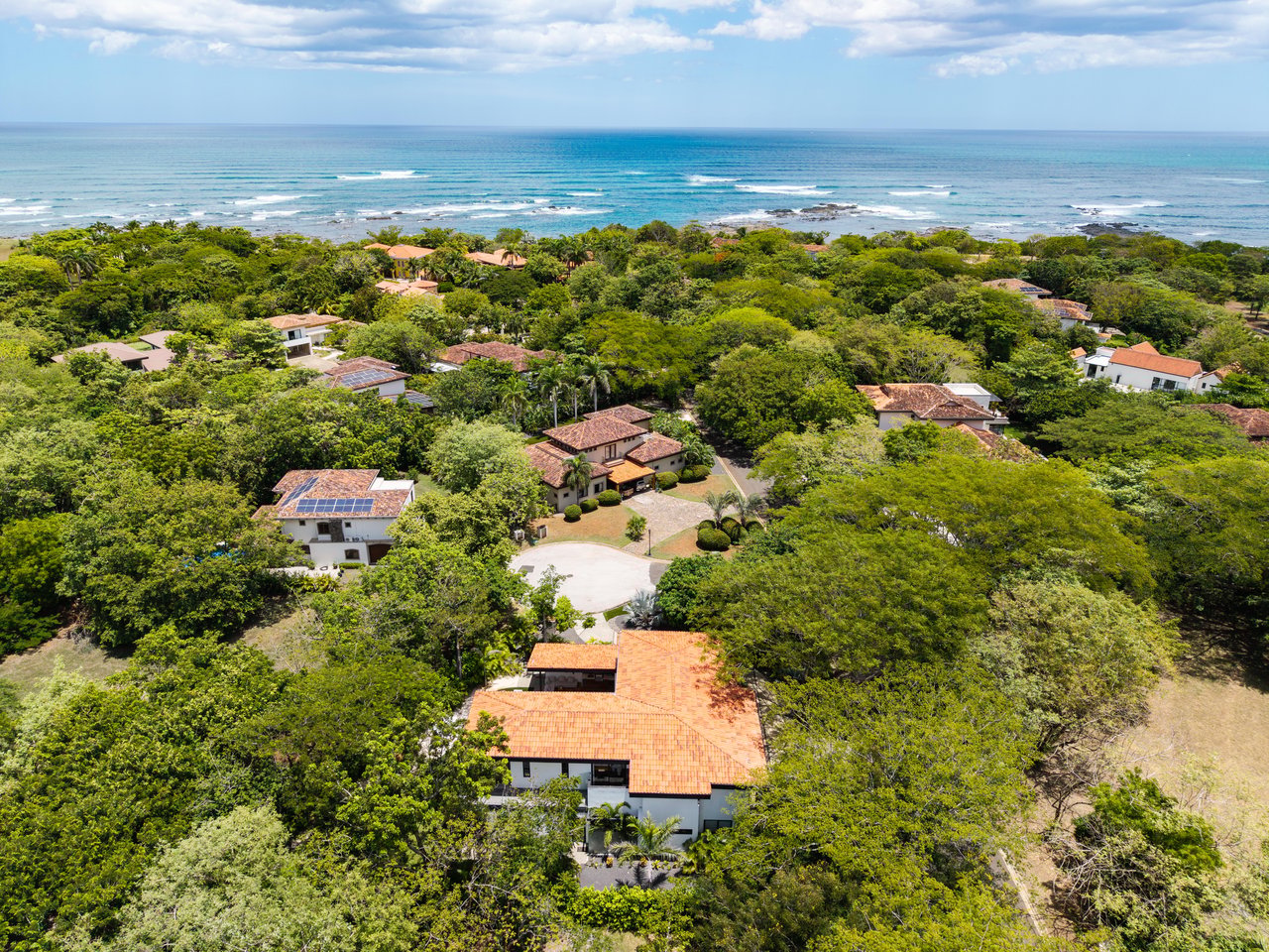 Casa La Ola Perfecta | Luxury 5-Bedroom Home with Pool Near the Beach in Hacienda Pinilla