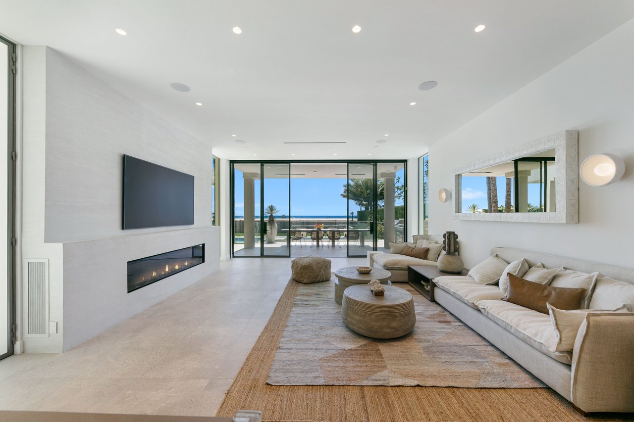 938 Palisades Beach Rd