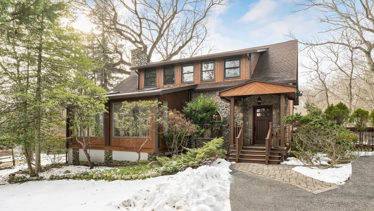 A Catskills-y cabin in Ho-Ho-Kus? Check out this dream home for sale