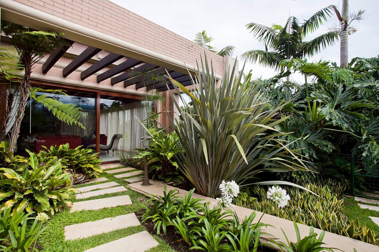 Classic Colonial Garden Estate, Curridabat, San Jose