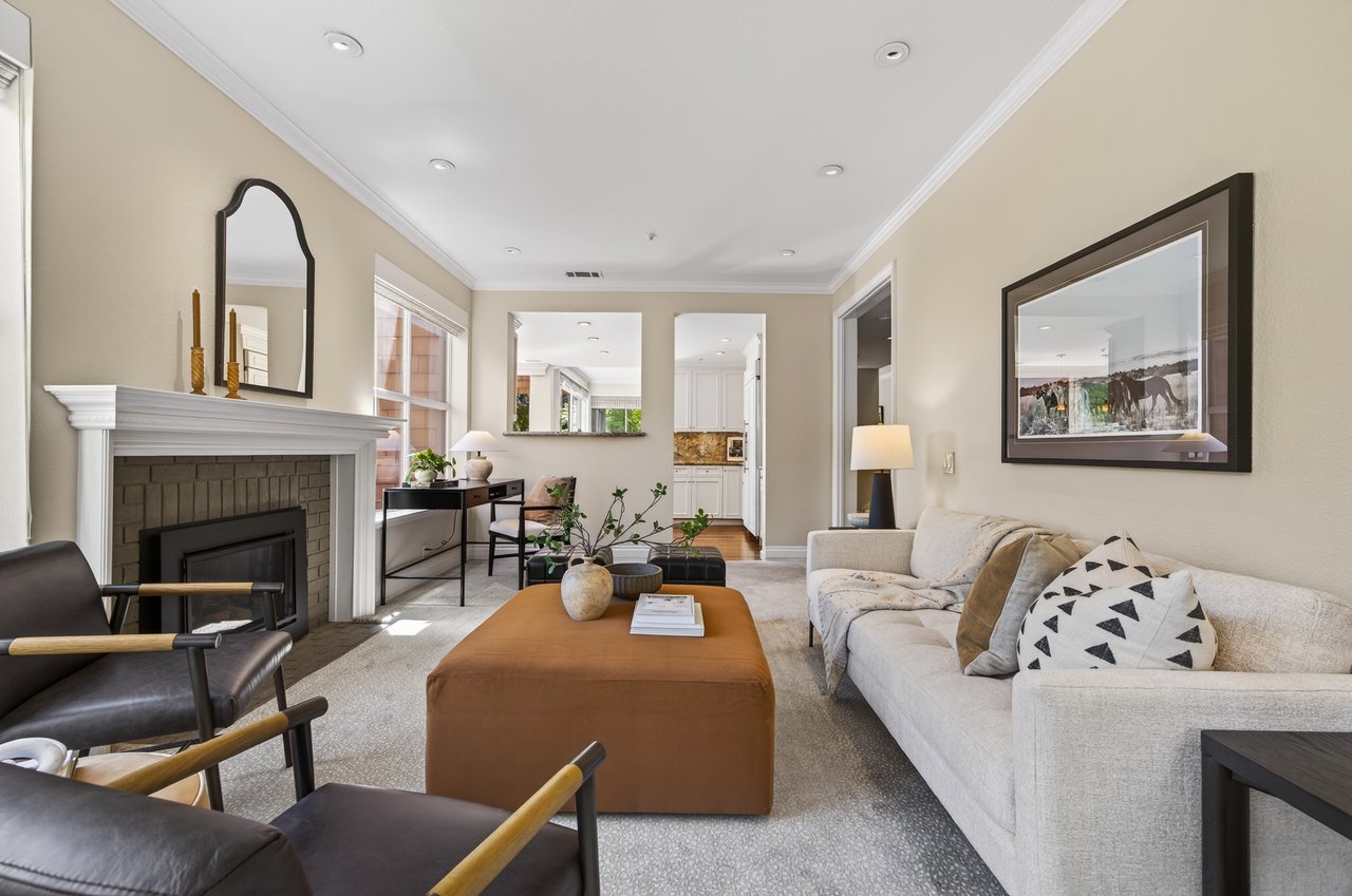 Luxurious End Unit in Point Tiburon