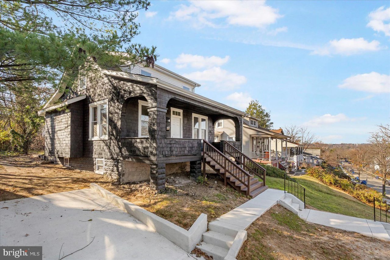 2725 E. Strathmore Ave