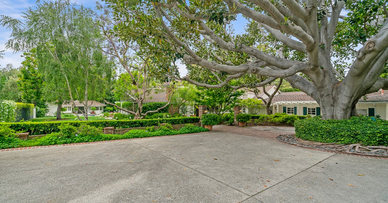 1642 Mandeville Canyon Rd