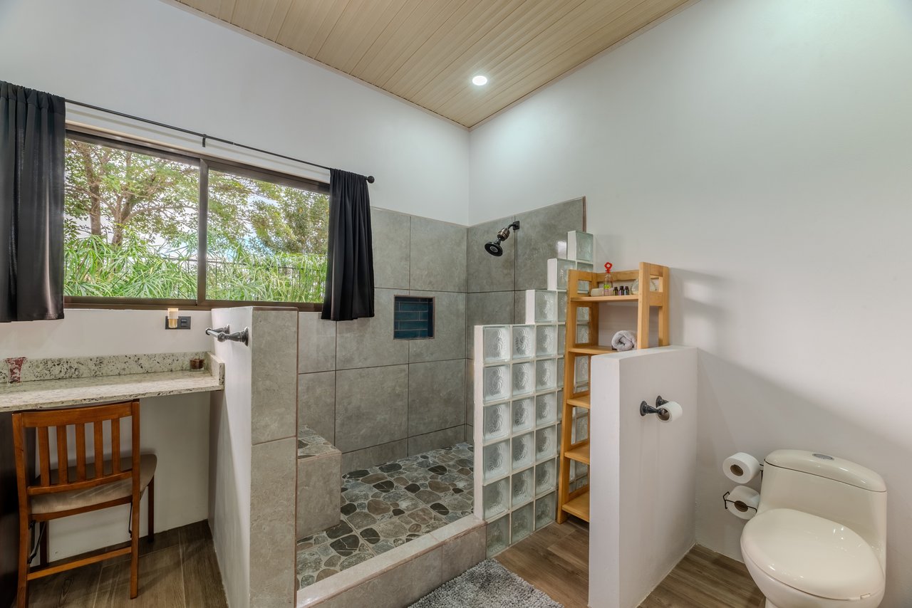 Vista de la Montaña House - Beautiful residence in the desirable Finca Los Alfaro - Quepos