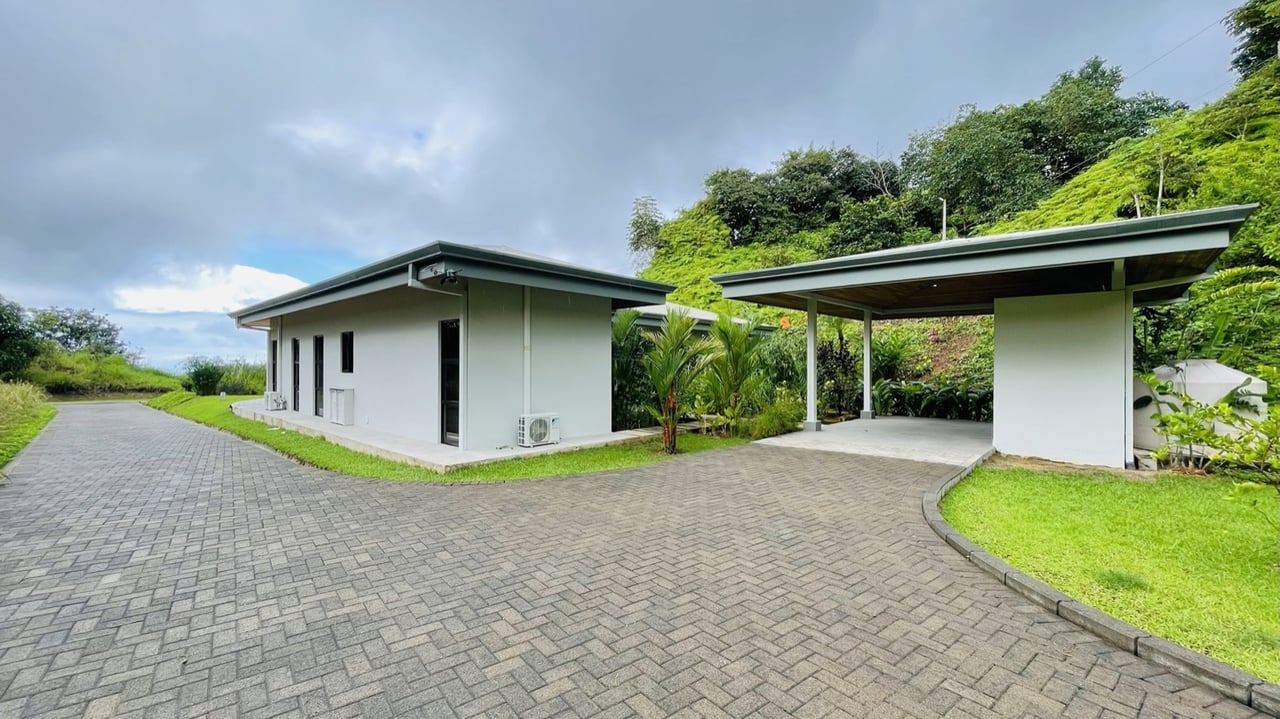 Tropical Turnkey Retreat in Gated Community