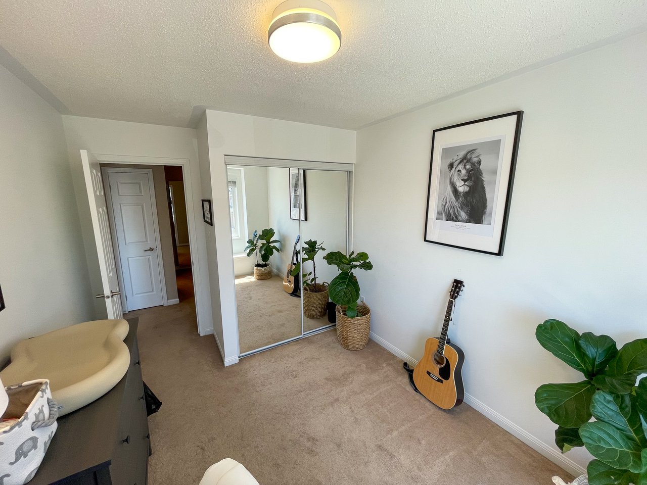 877 Willingdon Cres