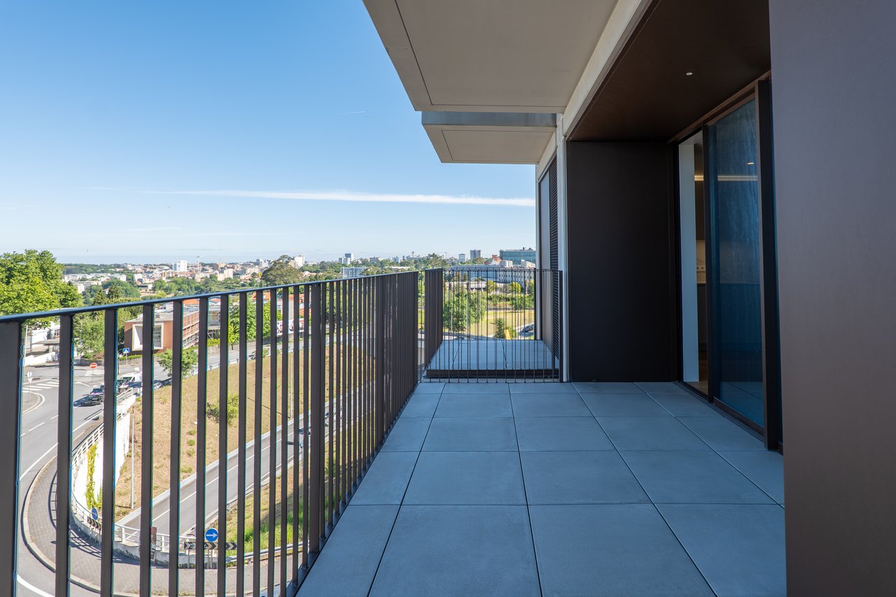 Luxury 4-Bedroom Apartment in Porto