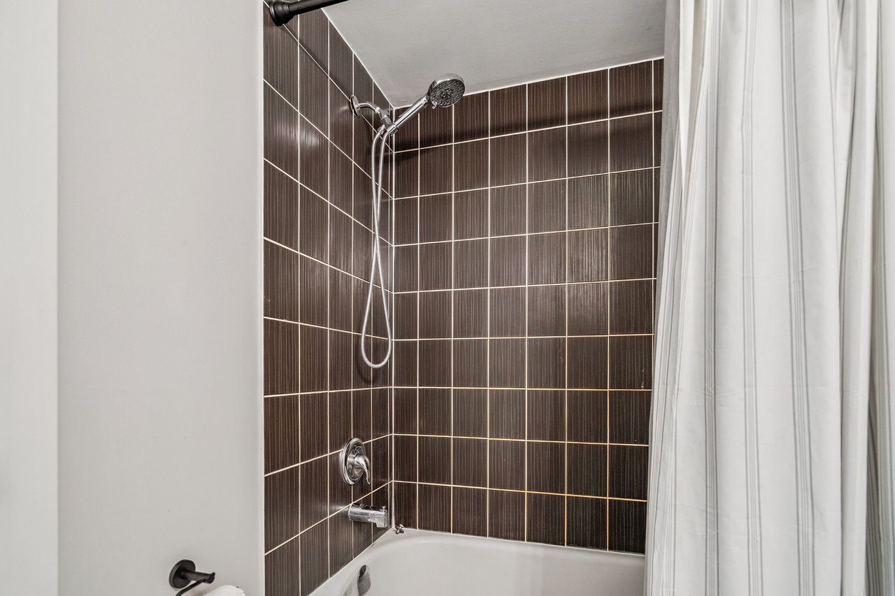 Stylish 2 Bedroom Stacked Townhouse in Oakville's Uptown Core