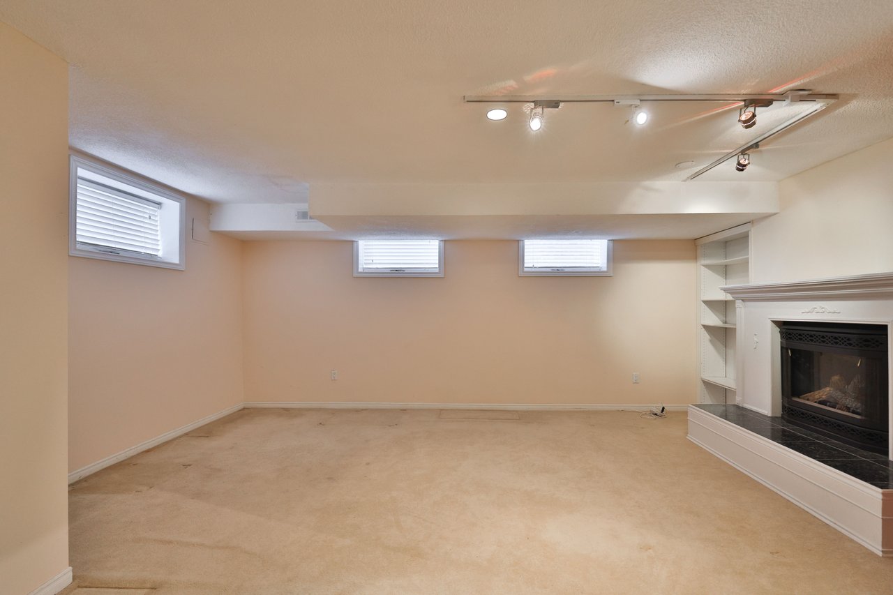 86 Forsythe Street, Oakville