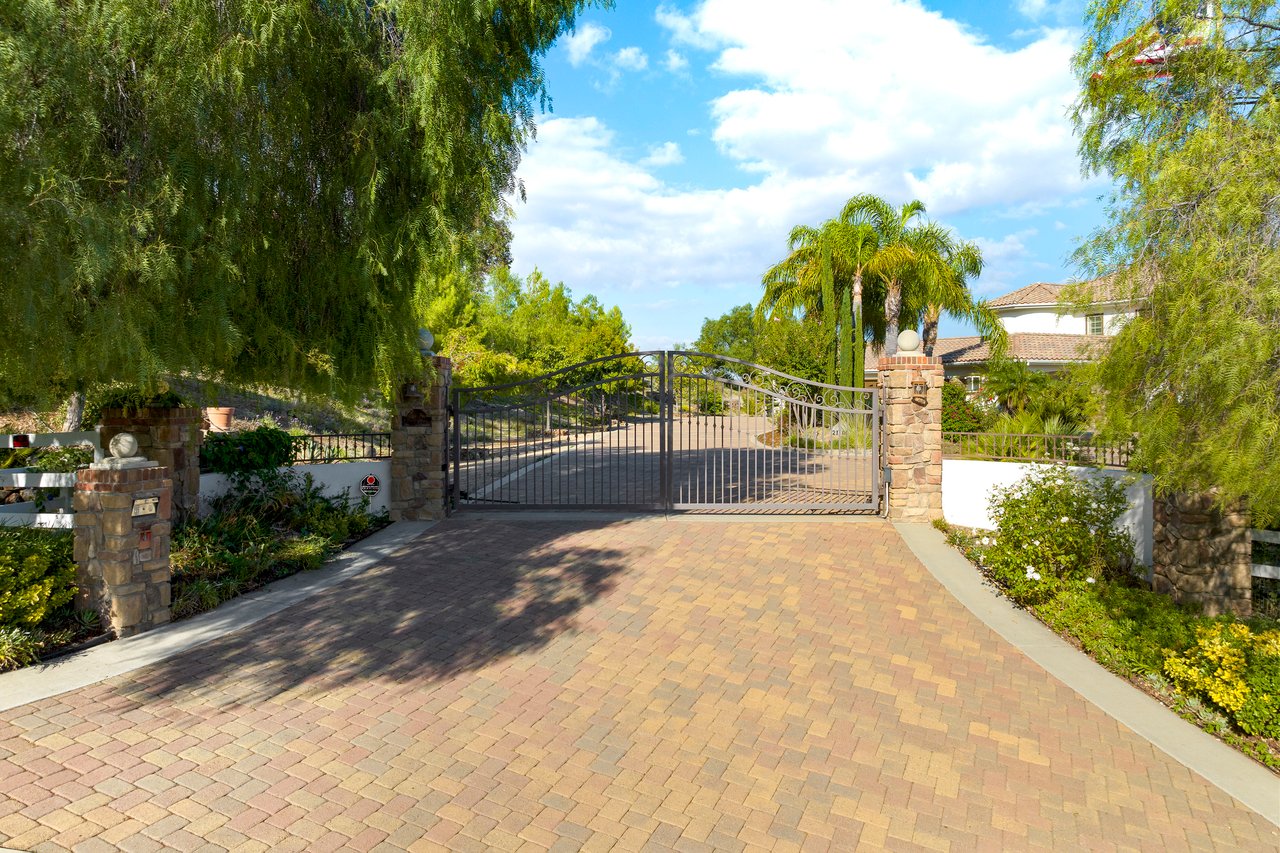 21100 Paseo Montana