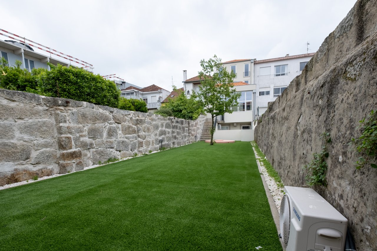 1-Bedroom Apartment with Expansive Private Balcony in Central Porto