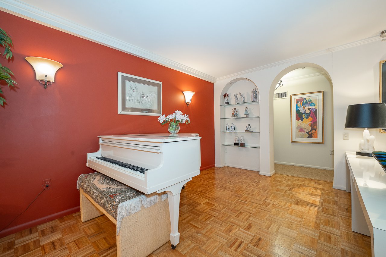 Price Improvement!!! Fab 3 bed 2.5 bath Main Line Condo