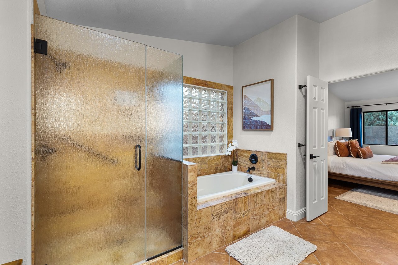 Mammoth Rock Lodge-New Family Home Remodeled, 2 Hot Tubs & Game Room