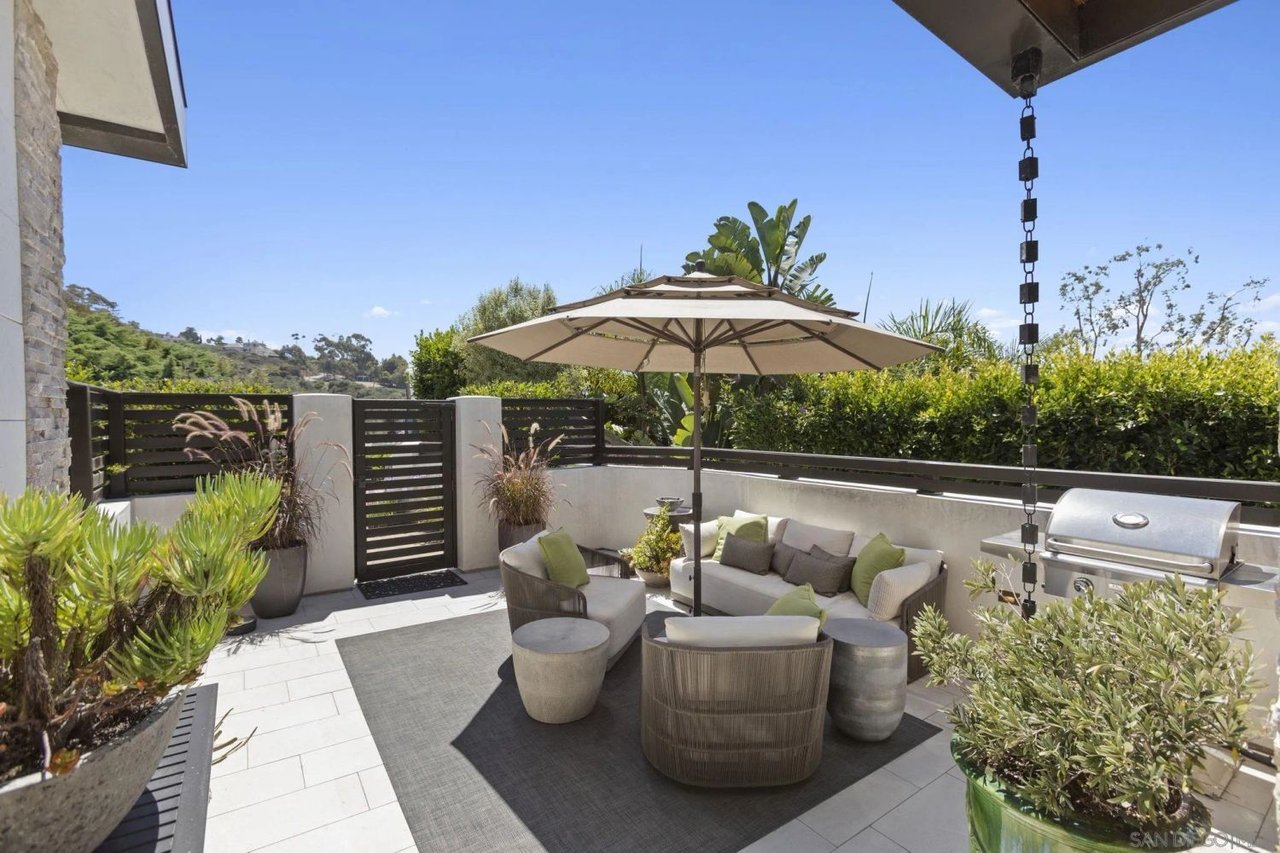 1586 Crespo Dr