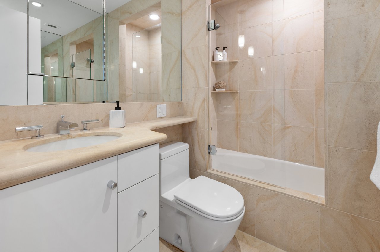 3-Bdrm View Apartment at 1080 Chestnut