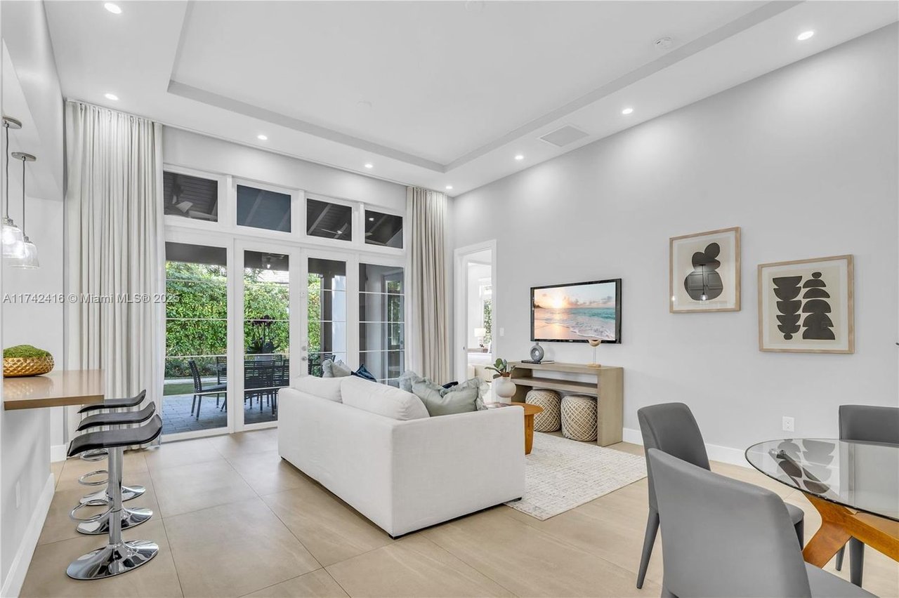 3002 Coconut Grove Dr