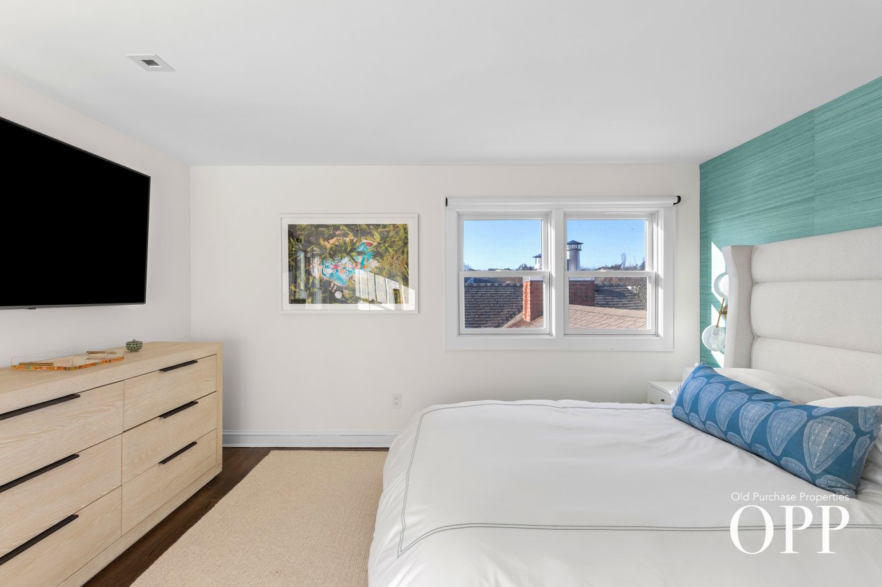 CHARMING SUMMER RETREAT WITH GARDENS & BAY BREEZES