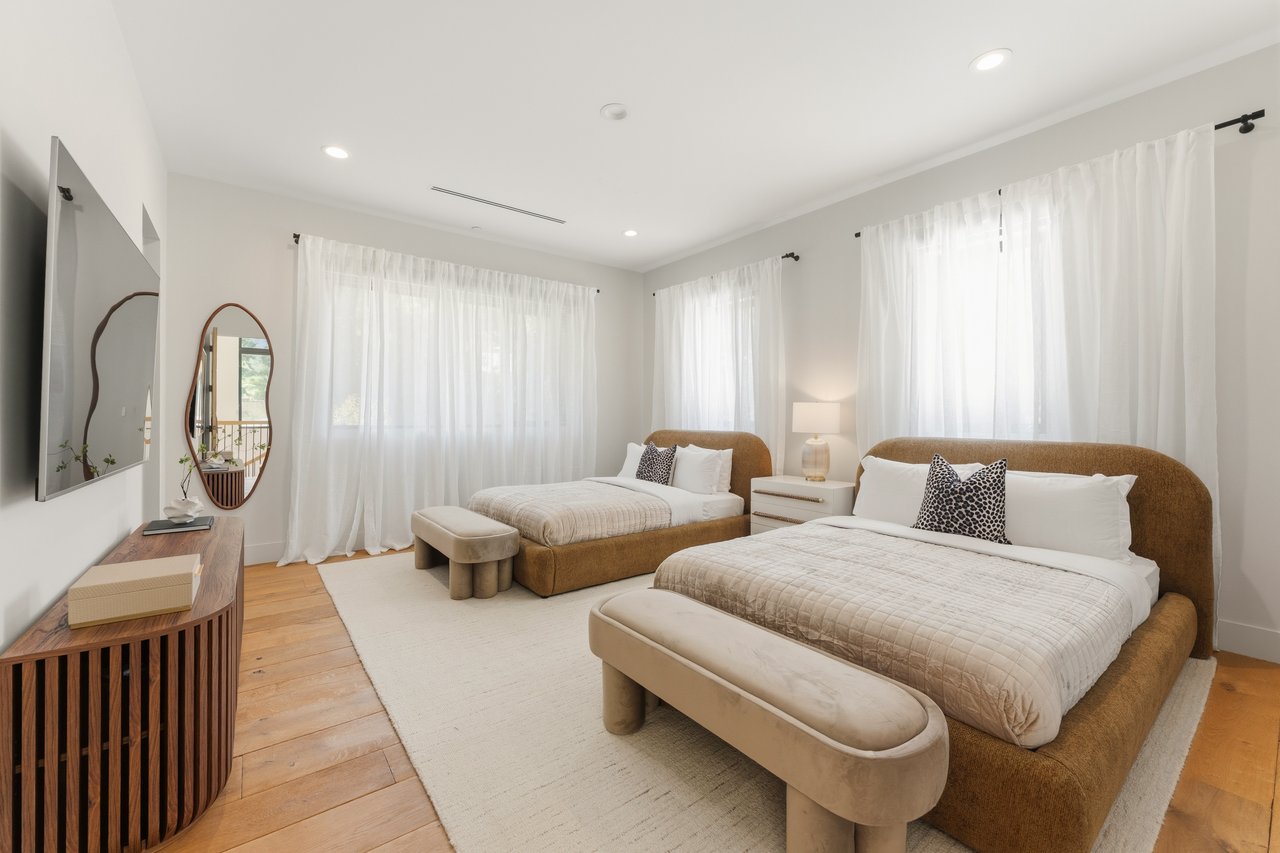 Bowmont Dr, 90210