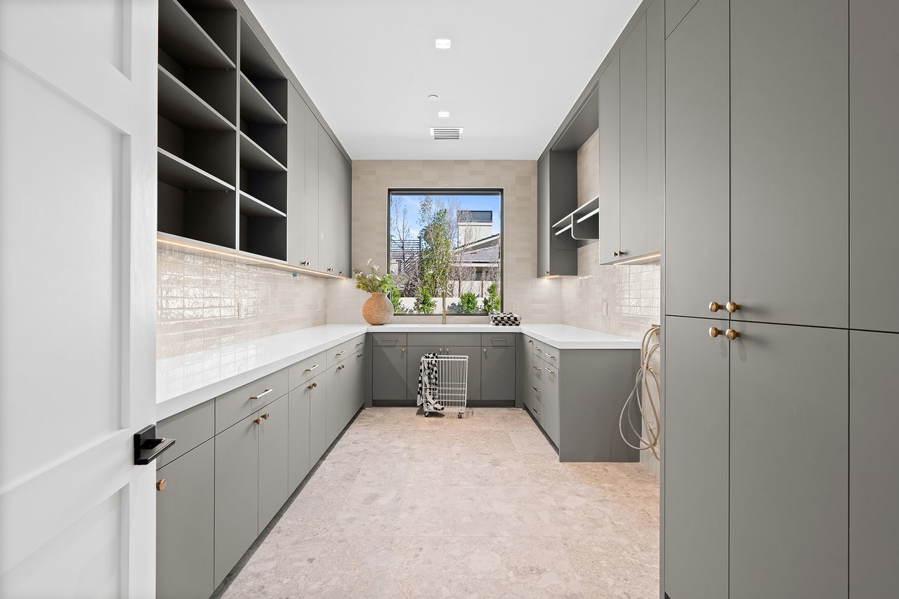 6230 E HILLCREST Boulevard