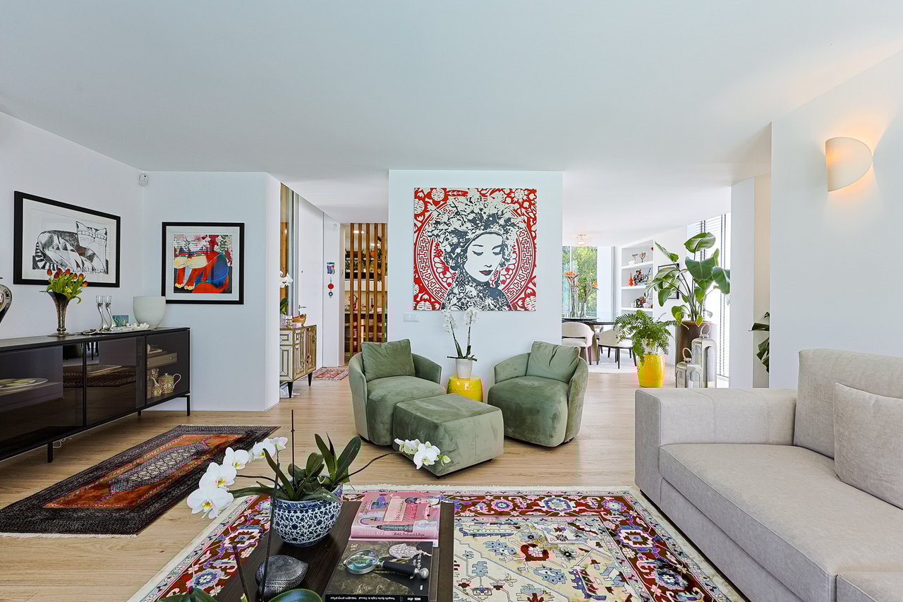 “The Green Villa” – Elegant Luxury Villa with Pool in Carnaxide, Oeiras