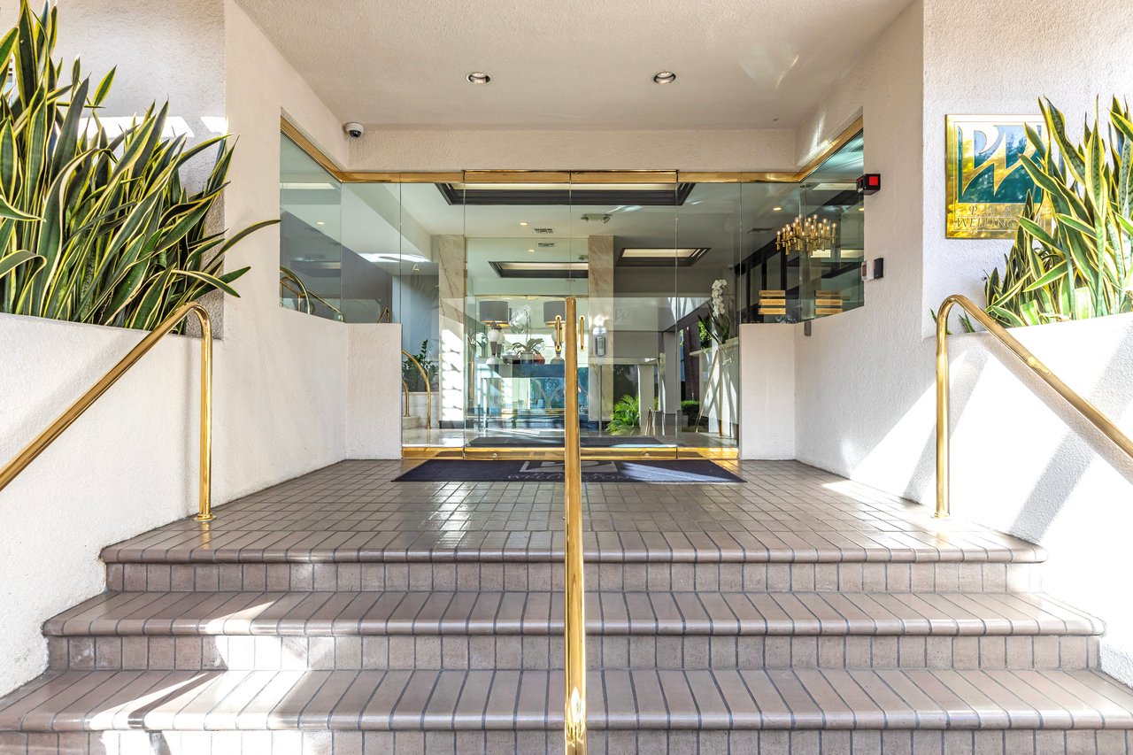 1131 Alta Loma Rd #516