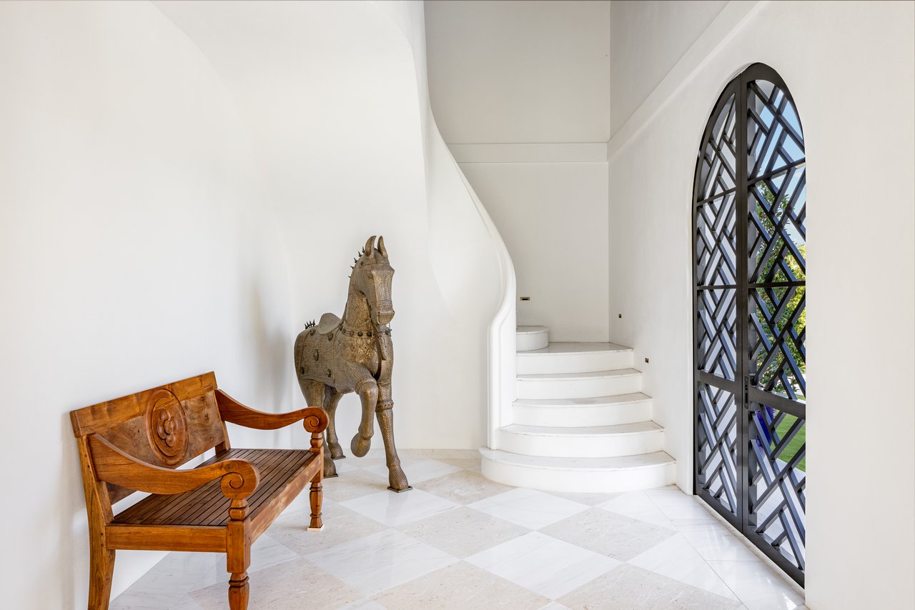 Dutch Colonial Direct Waterfront