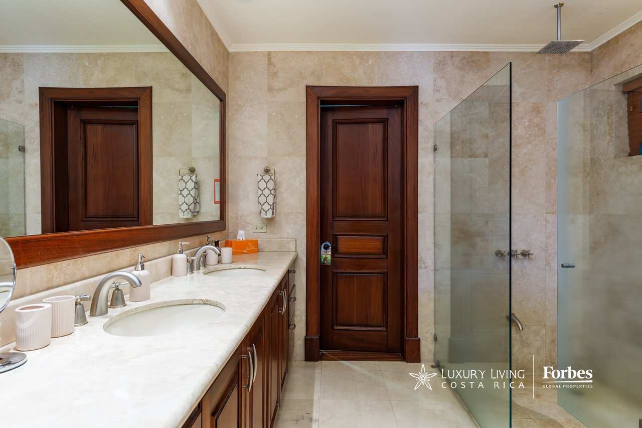 20336 - Luxury 5-bedroom home with an office and terrace in Cerro Alto, Escazú