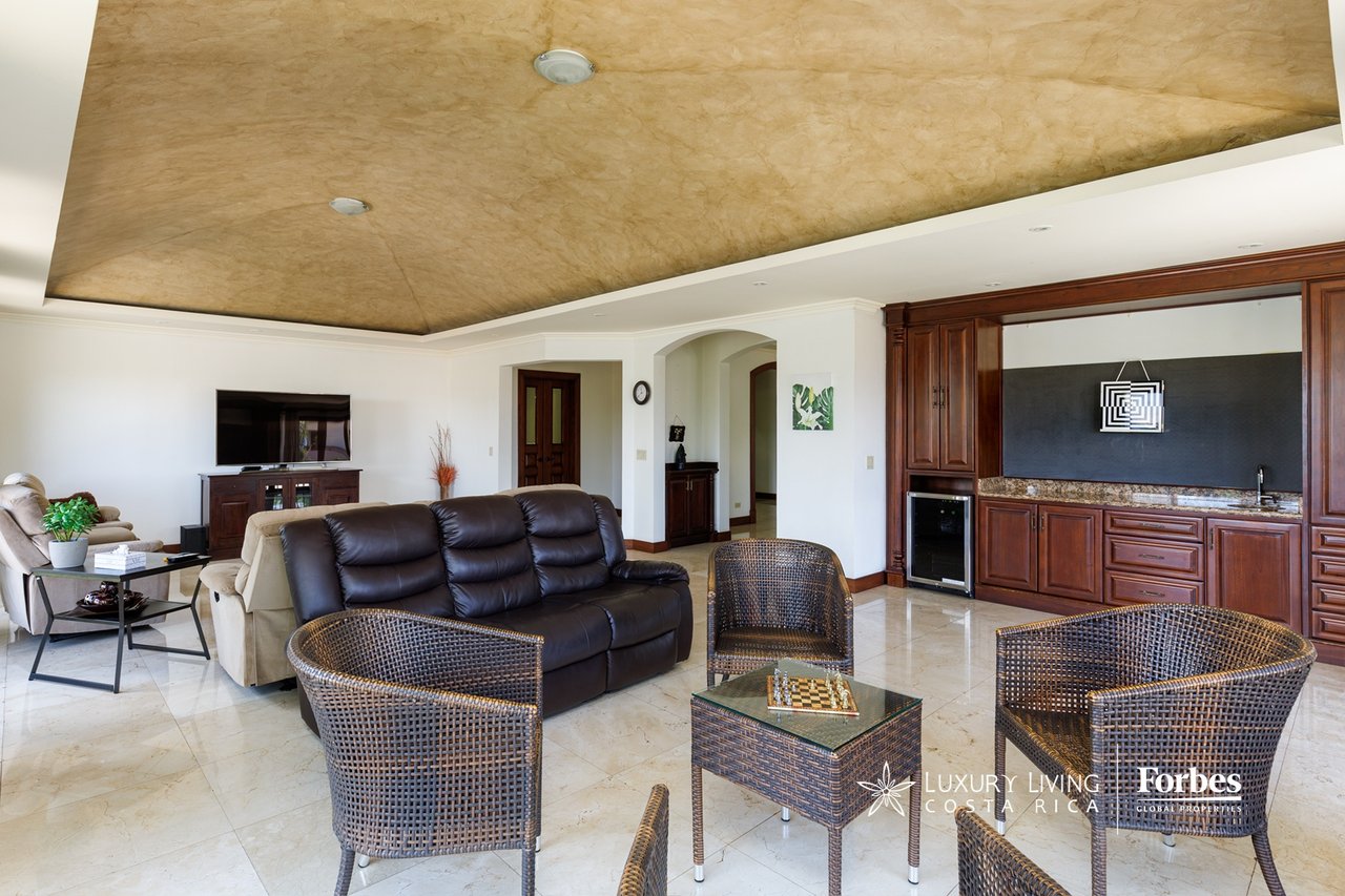 20336 - Luxury 5-bedroom home with an office and terrace in Cerro Alto, Escazú