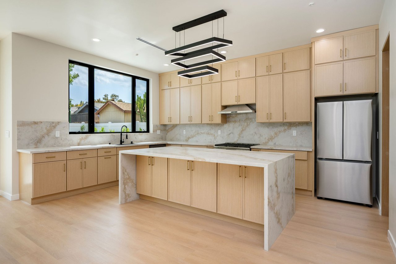 17510 Miranda St, Encino