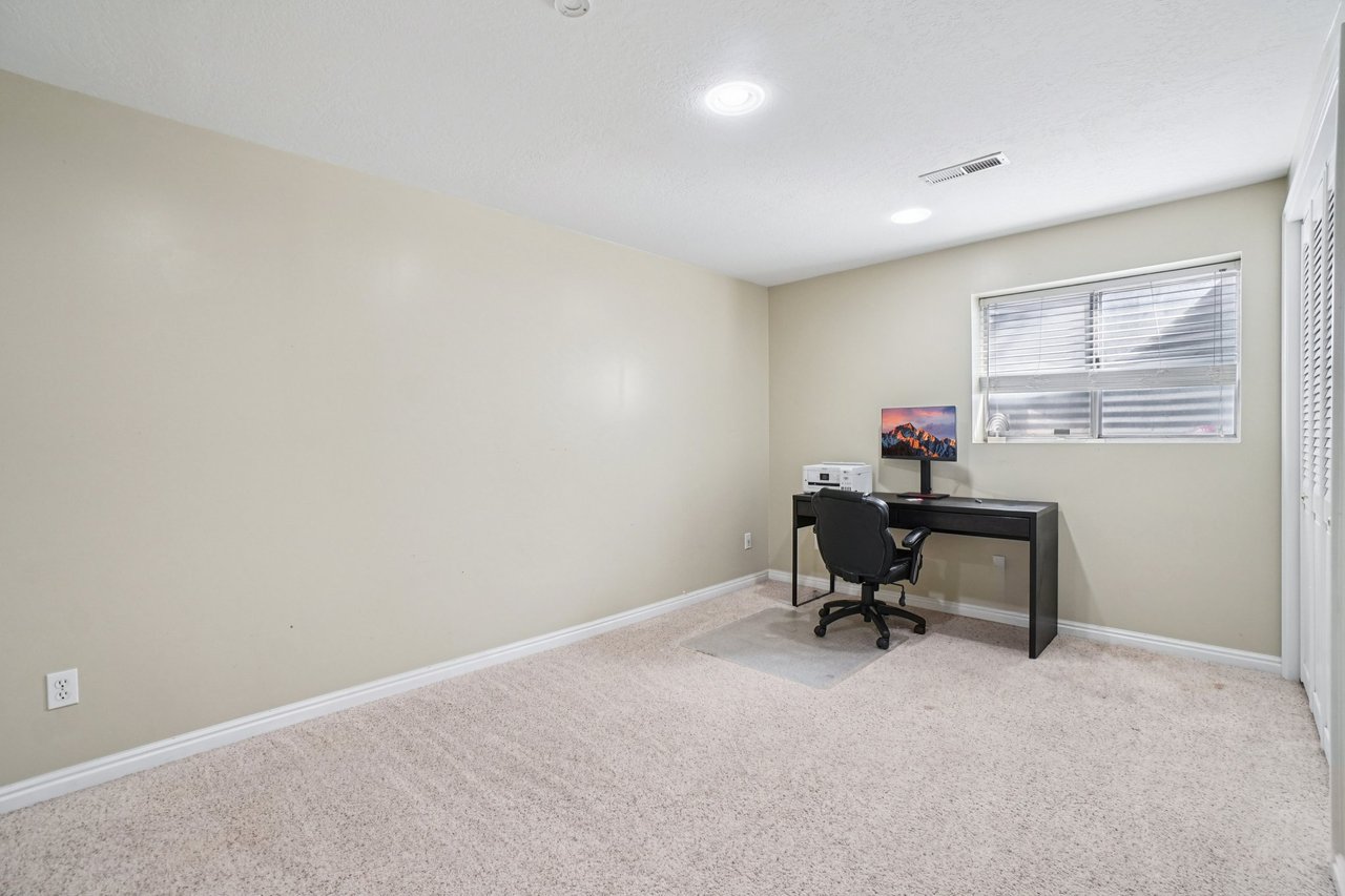 11343 S Clifford Cir