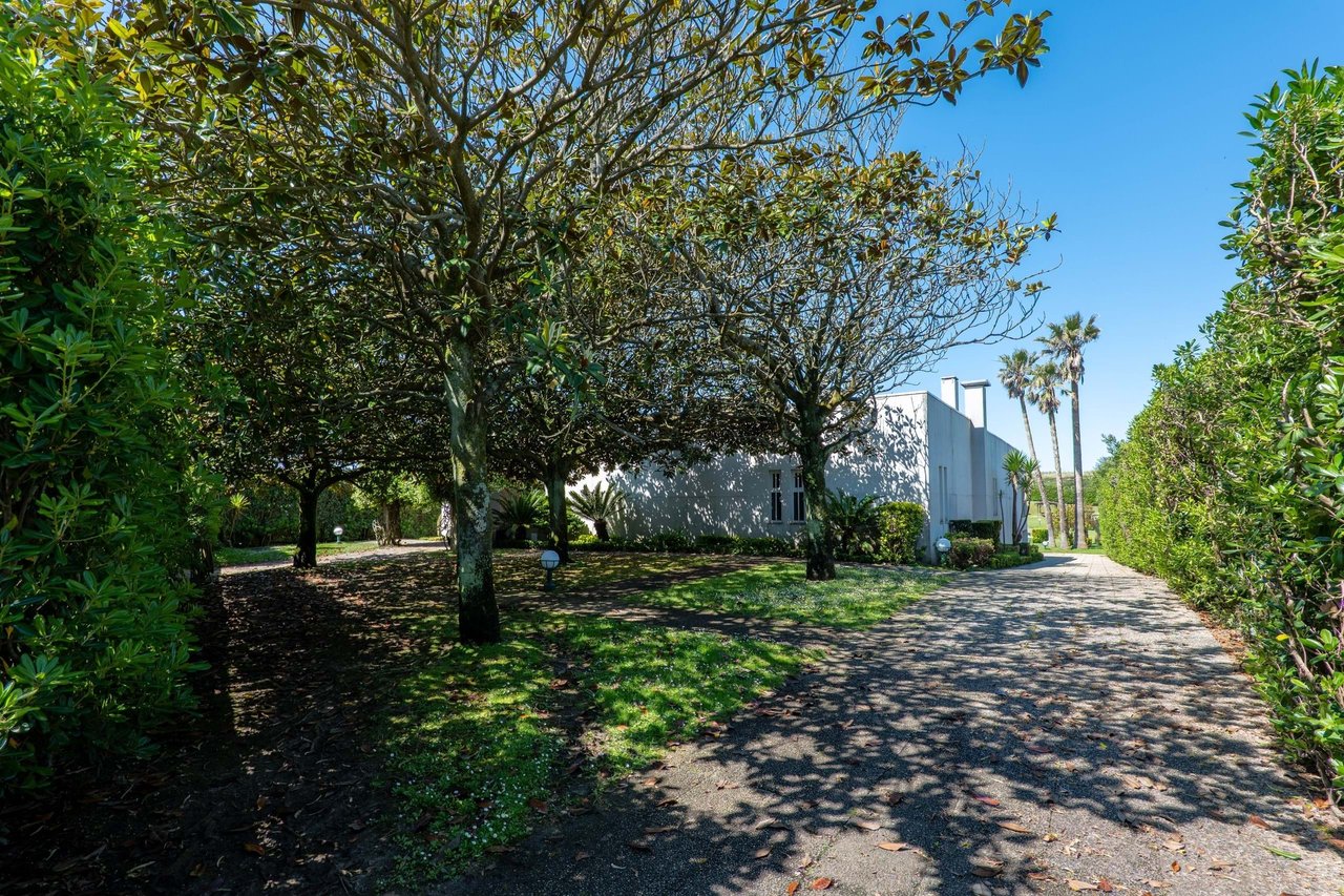 Secluded 5-Bedroom Villa with Pool and Sea Views on Expansive Dune-Side Plot – Apúlia e Fão