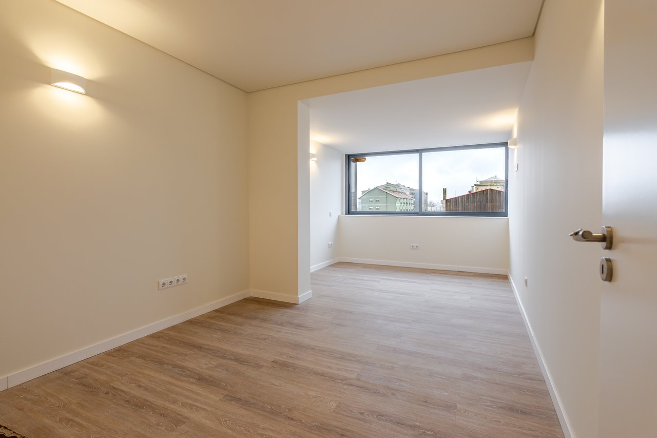 Renovated 3-Bedroom Apartment with 2 Bathrooms and Lift in Bonfim, Porto