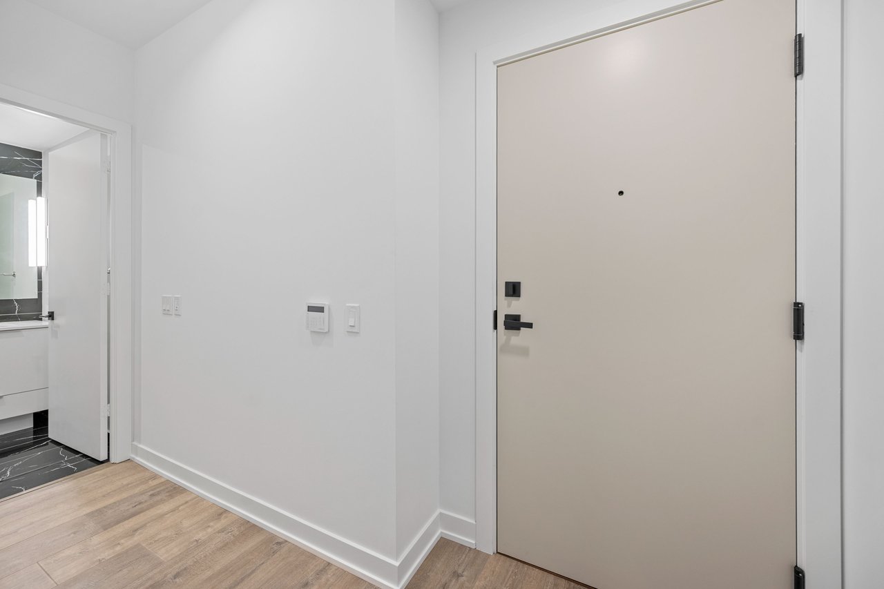 327 King Street W Unit: 302