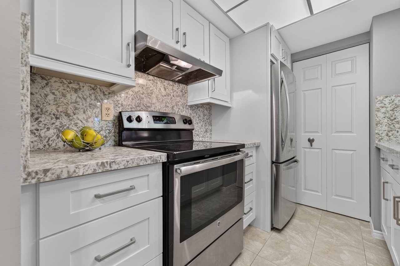 221 - 1001 Cedarglen Gate